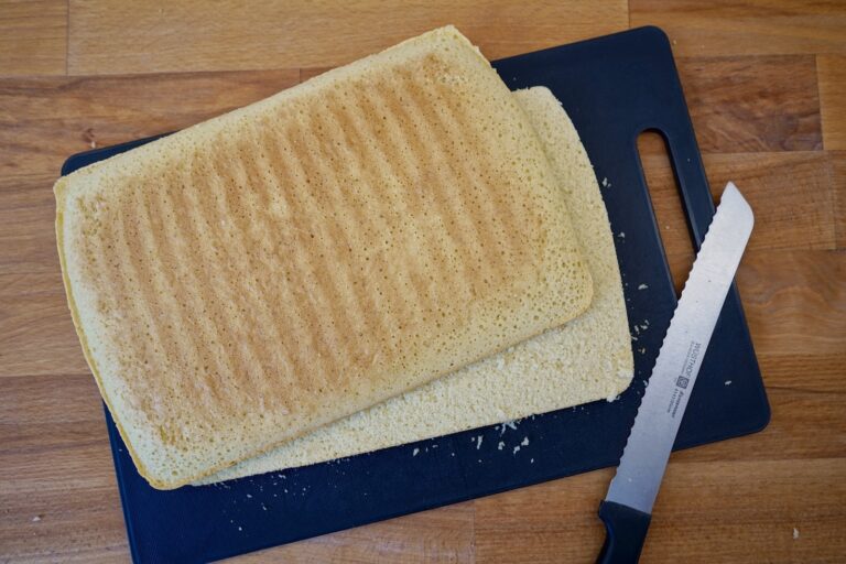 Biskuitboden für Erdbeer-Sahne-Torte halbieren