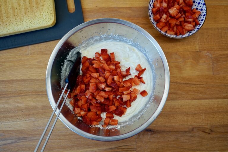 Erdbeeren in Sahnecreme unterrühren