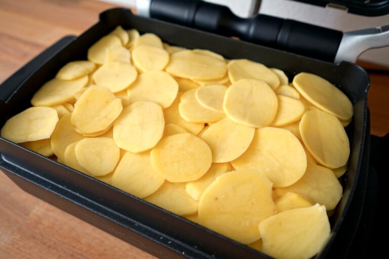 Kartoffeln für Kartoffelgratin in der Backschale