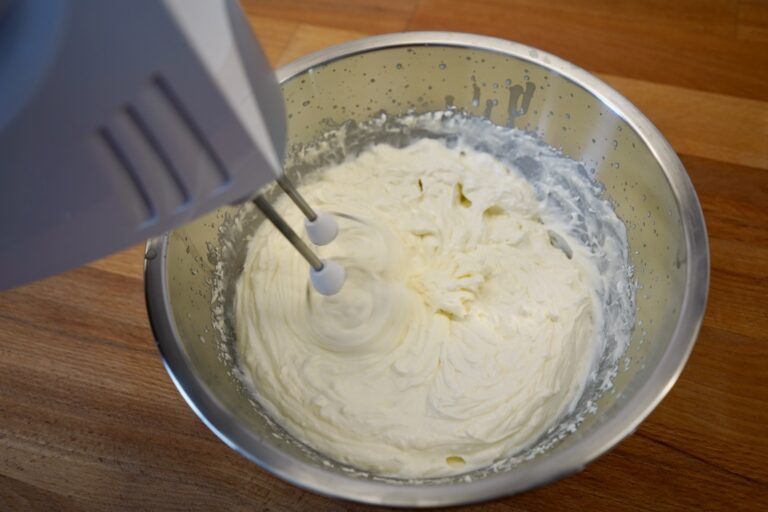 Sahnecreme für Erdbeer-Sahne-Torte zubereiten